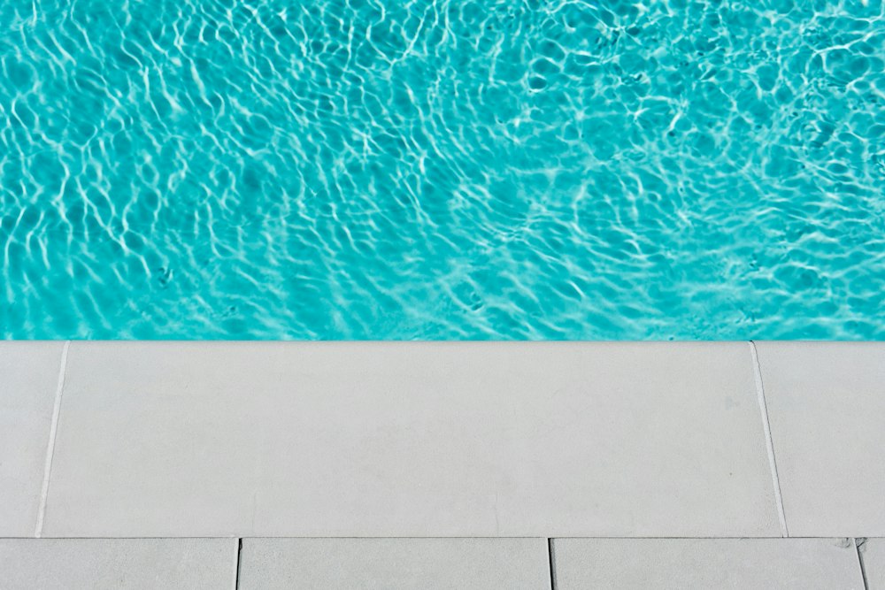 Borde de una piscina con agua clara