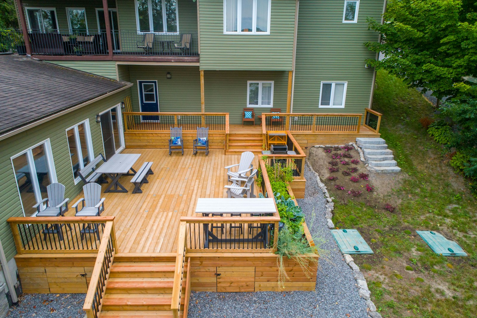 Terraza grande de madera con escaleras detrás de una casa en Chile