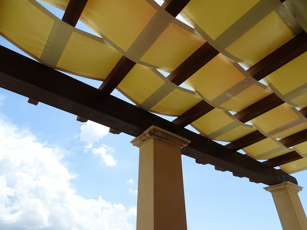 Pérgola de madera con tela de sombra