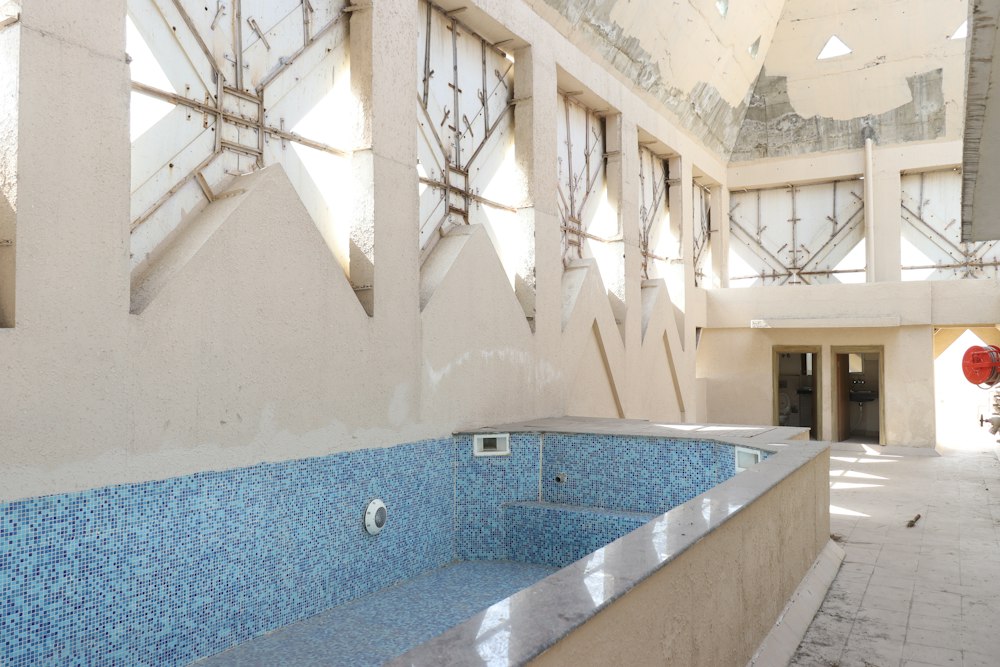 Piscina vacía con mosaico lista para reparación