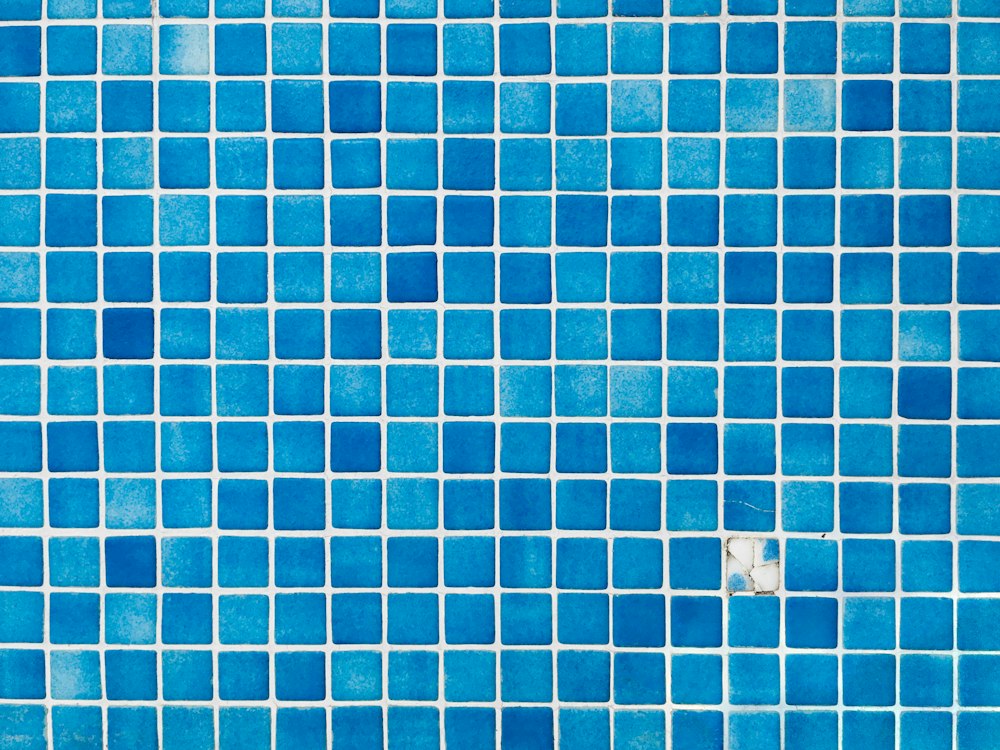 Revestimiento de venecita azul de una piscina en su comuna
